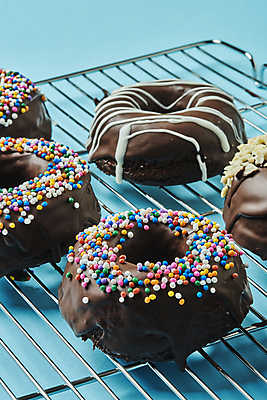 포토 JPG 스튜디오촬영 디저트 실내 근접촬영 사람없음 초콜릿 여러개 도넛 달콤 파란배경 토핑 스프링클 식힘망 국내포토 음식 뷰포인트 다수 백그라운드 내부 장식 파란색 주방도구 맛 제빵도구 파일형식