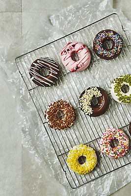 포토 JPG 스튜디오촬영 회색배경 디저트 실내 종류 사람없음 하이앵글 여러개 도넛 달콤 일렬 토핑 스프링클 종이호일 식힘망 국내포토 음식 뷰포인트 다수 백그라운드 내부 장식 주방도구 회색 맛 제빵도구 파일형식