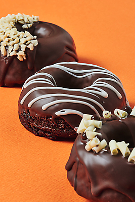 포토 JPG 스튜디오촬영 디저트 실내 근접촬영 사람없음 초콜릿 세개 도넛 달콤 일렬 토핑 스프링클 주황색배경 국내포토 음식 뷰포인트 백그라운드 3 내부 장식 주황색 맛 파일형식