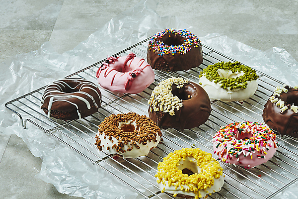 포토 JPG 스튜디오촬영 회색배경 디저트 실내 종류 사람없음 여러개 도넛 달콤 일렬 토핑 스프링클 종이호일 식힘망 국내포토 음식 다수 백그라운드 내부 장식 주방도구 회색 맛 제빵도구 파일형식