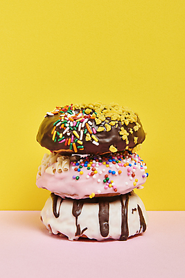 포토 JPG 스튜디오촬영 디저트 실내 사람없음 쌓기 세개 도넛 달콤 토핑 노란배경 스프링클 분홍색배경 국내포토 음식 분홍색 백그라운드 모션 3 내부 장식 노란색 맛 파일형식