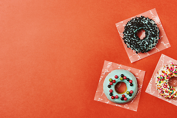 포토 JPG 스튜디오촬영 디저트 실내 사람없음 하이앵글 세개 도넛 달콤 토핑 빨간배경 스프링클 카피스페이스 종이호일 국내포토 음식 뷰포인트 백그라운드 3 내부 장식 빨간색 공백 맛 파일형식