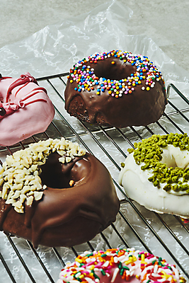 포토 JPG 스튜디오촬영 회색배경 디저트 실내 종류 사람없음 여러개 도넛 달콤 토핑 스프링클 종이호일 식힘망 국내포토 음식 다수 백그라운드 내부 장식 주방도구 회색 맛 제빵도구 파일형식