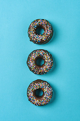 포토 JPG 스튜디오촬영 디저트 실내 사람없음 하이앵글 초콜릿 세개 도넛 달콤 파란배경 일렬 토핑 스프링클 국내포토 음식 뷰포인트 백그라운드 3 내부 장식 파란색 맛 파일형식