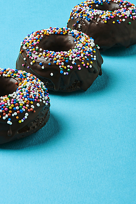 포토 JPG 스튜디오촬영 디저트 실내 그림자 사람없음 초콜릿 세개 도넛 달콤 파란배경 일렬 토핑 스프링클 카피스페이스 국내포토 음식 백그라운드 3 내부 장식 파란색 공백 맛 파일형식