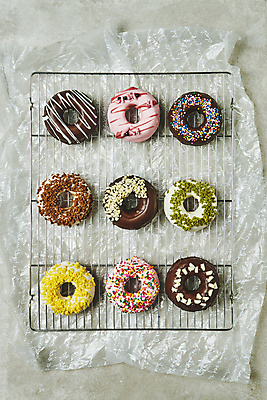 포토 JPG 스튜디오촬영 회색배경 디저트 실내 종류 사람없음 하이앵글 여러개 도넛 달콤 일렬 토핑 스프링클 종이호일 식힘망 국내포토 음식 뷰포인트 다수 백그라운드 내부 장식 주방도구 회색 맛 제빵도구 파일형식