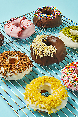 포토 JPG 스튜디오촬영 디저트 실내 종류 사람없음 여러개 도넛 달콤 파란배경 토핑 스프링클 식힘망 국내포토 음식 다수 백그라운드 내부 장식 파란색 주방도구 맛 제빵도구 파일형식