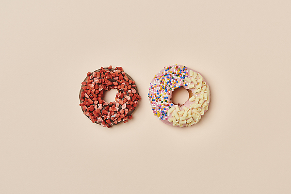 포토 JPG 스튜디오촬영 디저트 실내 종류 사람없음 하이앵글 두개 도넛 달콤 토핑 스프링클 분홍색배경 국내포토 음식 뷰포인트 분홍색 백그라운드 2 내부 장식 맛 파일형식