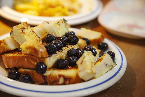 포토 JPG 접시 실내 근접촬영 사람없음 아웃포커스 아침식사 담기 블루베리 토스트 나무탁자 국내포토 식기 빵 뷰포인트 과일 모션 탁자 촬영기법 내부 식사 파일형식