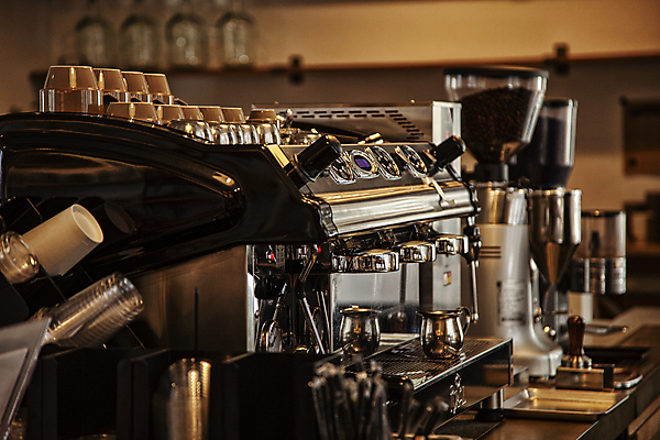 포토 촬영기법 내부 컵 상점 플라스틱 오브젝트 커피용품 파일형식 에스프레소머신 테이크아웃컵 플라스틱컵 아웃포커스 실내 커피메이커 카페 JPG 사람없음 국내포토