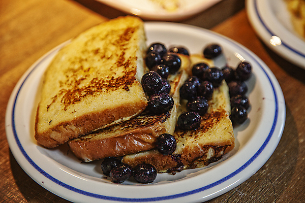 포토 JPG 접시 실내 사람없음 아웃포커스 아침식사 담기 블루베리 토스트 나무탁자 국내포토 식기 빵 과일 모션 탁자 촬영기법 내부 식사 파일형식
