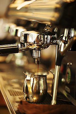 포토 JPG 커피 실내 근접촬영 사람없음 아웃포커스 카페 소프트포커스 커피메이커 에스프레소 에스프레소머신 추출 2025년 트렌드컬러 에스프레소잔 국내포토 모카무스 음료 뷰포인트 컬러 잔 촬영기법 내부 상점 연도 커피용품 파일형식