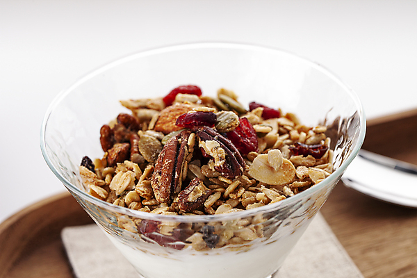 포토 JPG 실내 근접촬영 사람없음 시리얼 흰배경 유리그릇 요거트 건강식 나무쟁반 국내포토 그릇 음식 뷰포인트 백그라운드 유리 유제품 쟁반 내부 목재 흰색 파일형식