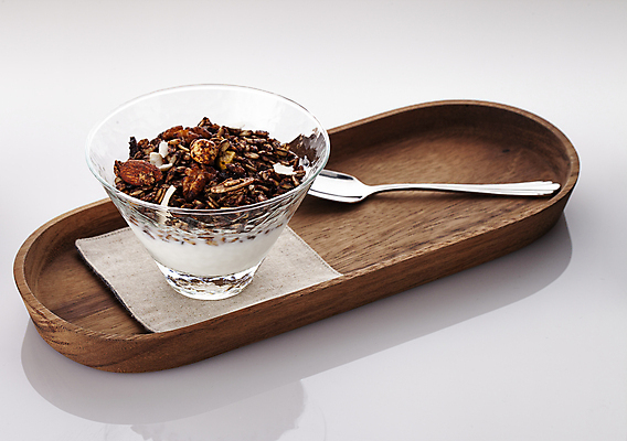 포토 JPG 실내 사람없음 반사 숟가락 시리얼 흰배경 유리그릇 요거트 건강식 나무쟁반 접시받침 국내포토 그릇 음식 백그라운드 유리 유제품 쟁반 수저 내부 목재 흰색 받침대 파일형식