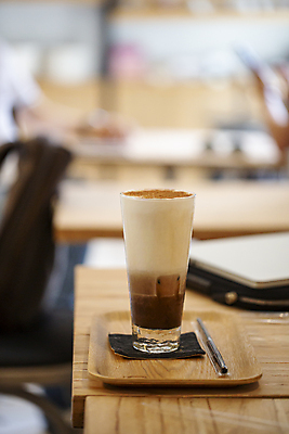 포토 커피 탁자 잔 쟁반 촬영기법 내부 목재 상점 거품 파일형식 나무탁자 커피잔 빨대 나무쟁반 아웃포커스 카푸치노 우유거품 카페 JPG 사람없음 실내 국내포토