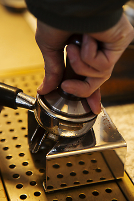 포토 JPG 손 실내 들기 아웃포커스 신체부위 반사 카페 잡기 누름 바리스타 커피용품 국내포토 직업 모션 촬영기법 사람 내부 상점 오브젝트 파일형식