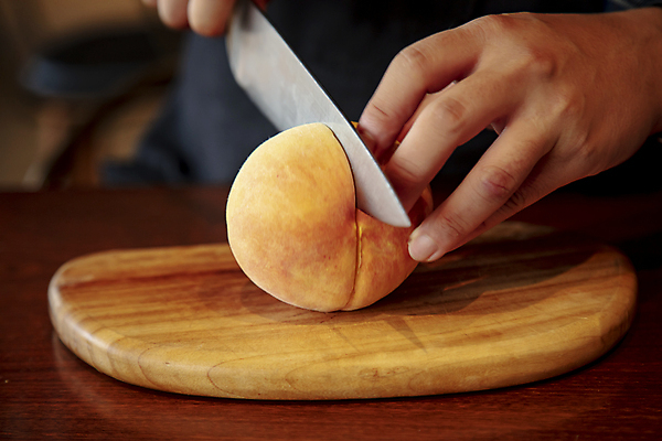 포토 JPG 손 실내 아웃포커스 신체부위 잡기 자르기 재료손질 복숭아 식칼 나무도마 국내포토 과일 모션 주방용품 도마 촬영기법 사람 내부 목재 손질 파일형식