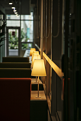 포토 JPG 의자 실내 사람없음 아웃포커스 빛 사무실 문 어둠 고요 스탠드 창가 책상 국내포토 가구 비즈니스 창문 조명 촬영기법 내부 파일형식