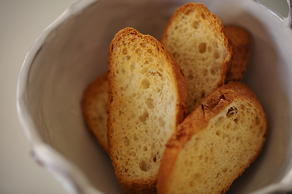 포토 JPG 그릇 디저트 실내 근접촬영 사람없음 바게트 담기 슬라이스 국내포토 식기 음식 빵 뷰포인트 모션 내부 파일형식