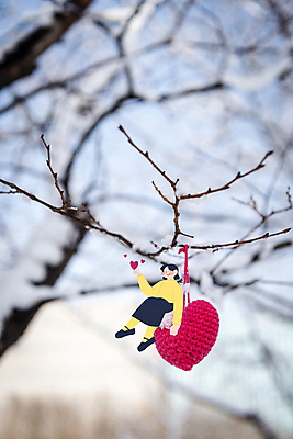 전신 PSD 편집이미지 여자 어린이 겨울 포토일러 한명 앉기 소녀 장식 나뭇가지 하트 눈 털실 소녀한명만 겨울풍경 이미지편집 자연요소 모양 나무 1 계절 모션 날씨 사람 풍경 실 여자한명만 소녀만 파일형식