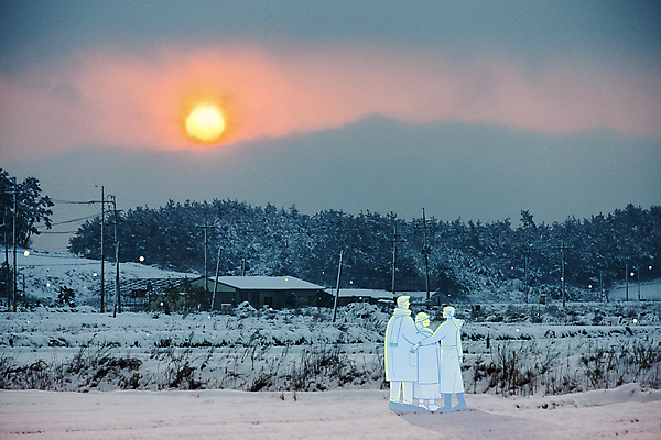 전신 PSD 구름 편집이미지 여자 노년 남자 딸 겨울 가족 포토일러 하늘 엄마 새해 함께함 사랑 서기 성인 세명 태양 일출 노부부 화목 시골 눈 아빠 시골집 겨울풍경 이미지편집 자연요소 부부 계절 감정 컨셉 관계 모션 날씨 주택 사람 풍경 노을 파일형식