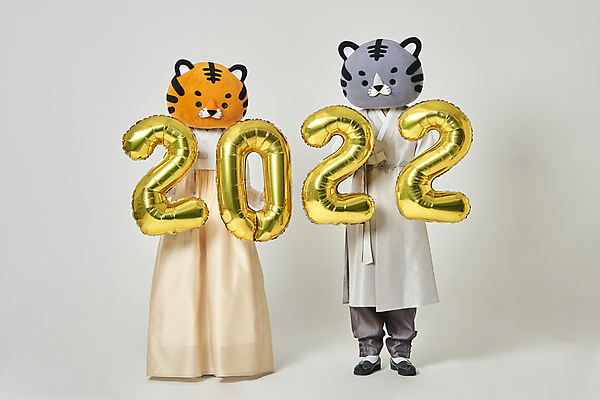 포토 JPG 스튜디오촬영 전신 여자 남자 회색배경 새해 실내 서기 들기 20대 성인 두명 앞모습 설날 숫자 한국인 호랑이띠 호랑이 한복 호랑이캐릭터 풍선 동물탈 인형탈 성인만 2022년 임인년 흑호 국내포토 문자 한국전통 명절 뷰포인트 동물캐릭터 백그라운드 포유류 모션 사람 동양인 청년 내부 회색 십이지신 전통의상 연도 탈 파일형식