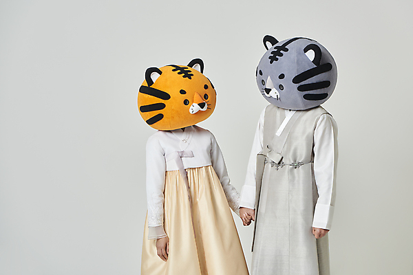 포토 JPG 스튜디오촬영 여자 남자 회색배경 새해 실내 상반신 20대 성인 두명 앞모습 옆모습 설날 마주보기 손잡기 한국인 호랑이띠 호랑이 한복 호랑이캐릭터 동물탈 인형탈 성인만 2022년 임인년 흑호 국내포토 한국전통 명절 뷰포인트 동물캐릭터 백그라운드 포유류 모션 사람 동양인 청년 내부 회색 십이지신 전통의상 연도 탈 파일형식