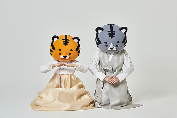 포토 JPG 스튜디오촬영 전신 여자 남자 회색배경 새해 실내 앉기 20대 성인 두명 앞모습 설날 한국인 절 호랑이띠 호랑이 무릎꿇기 한복 세배 호랑이캐릭터 손모으기 동물탈 인형탈 성인만 2022년 임인년 흑호 국내포토 한국전통 명절 뷰포인트 동물캐릭터 백그라운드 포유류 모션 사람 동양인 손짓 청년 내부 회색 십이지신 인사 절_인사 전통의상 연도 탈 파일형식