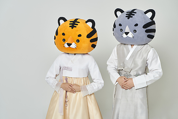 포토 JPG 스튜디오촬영 여자 남자 회색배경 새해 실내 상반신 20대 성인 두명 앞모습 옆모습 설날 한국인 호랑이띠 호랑이 한복 노리개 호랑이캐릭터 손모으기 동물탈 인형탈 성인만 2022년 임인년 흑호 국내포토 한국전통 명절 뷰포인트 동물캐릭터 백그라운드 포유류 전통소품 사람 동양인 손짓 청년 내부 회색 십이지신 전통의상 연도 탈 파일형식
