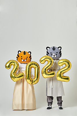 포토 JPG 스튜디오촬영 전신 여자 남자 회색배경 새해 실내 서기 들기 20대 성인 두명 앞모습 설날 숫자 한국인 호랑이띠 호랑이 한복 호랑이캐릭터 풍선 동물탈 인형탈 성인만 2022년 임인년 흑호 국내포토 문자 한국전통 명절 뷰포인트 동물캐릭터 백그라운드 포유류 모션 사람 동양인 청년 내부 회색 십이지신 전통의상 연도 탈 파일형식