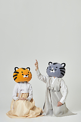 포토 JPG 스튜디오촬영 전신 여자 남자 회색배경 새해 실내 20대 성인 두명 앞모습 설날 한국인 올려보기 가리킴 호랑이띠 호랑이 무릎꿇기 한복 호랑이캐릭터 동물탈 인형탈 성인만 2022년 임인년 흑호 국내포토 한국전통 명절 뷰포인트 동물캐릭터 백그라운드 포유류 모션 사람 동양인 손짓 청년 내부 회색 십이지신 전통의상 연도 탈 파일형식