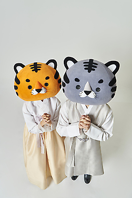 포토 JPG 스튜디오촬영 전신 여자 남자 회색배경 새해 실내 서기 20대 성인 두명 앞모습 설날 한국인 올려보기 기도 호랑이띠 호랑이 한복 호랑이캐릭터 소원 손모으기 간절함 동물탈 소원빌기 인형탈 성인만 2022년 임인년 흑호 국내포토 한국전통 명절 뷰포인트 동물캐릭터 백그라운드 컨셉 포유류 모션 사람 동양인 손짓 청년 내부 회색 십이지신 전통의상 연도 탈 파일형식