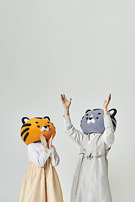 포토 JPG 스튜디오촬영 여자 남자 회색배경 새해 실내 손짓 상반신 20대 성인 두명 앞모습 옆모습 설날 손들기 놀람 한국인 올려보기 호랑이띠 호랑이 한복 호랑이캐릭터 동물탈 인형탈 성인만 2022년 임인년 흑호 국내포토 한국전통 명절 감정 뷰포인트 동물캐릭터 백그라운드 포유류 모션 표정 사람 동양인 청년 내부 회색 십이지신 전통의상 연도 탈 파일형식