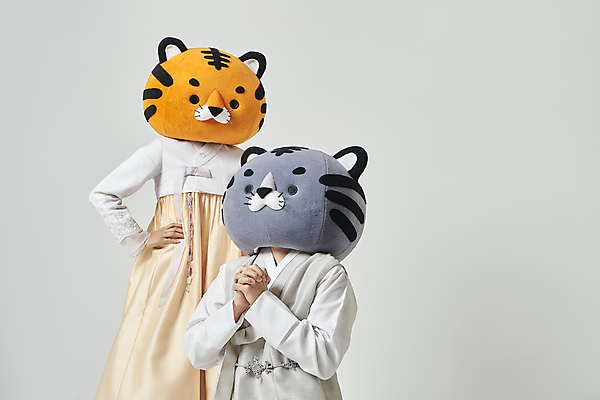 포토 JPG 스튜디오촬영 응시 여자 남자 허리손 회색배경 새해 실내 상반신 20대 성인 두명 앞모습 옆모습 설날 한국인 기도 호랑이띠 호랑이 한복 호랑이캐릭터 소원 손모으기 간절함 동물탈 소원빌기 인형탈 성인만 2022년 임인년 흑호 국내포토 한국전통 시선 명절 뷰포인트 동물캐릭터 포즈 백그라운드 컨셉 포유류 사람 동양인 손짓 청년 내부 회색 십이지신 전통의상 연도 탈 파일형식