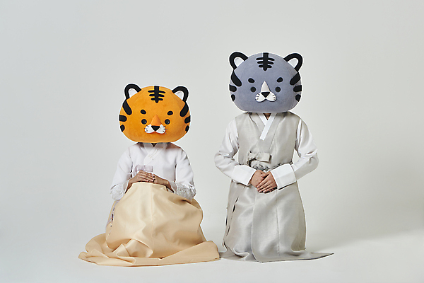 포토 JPG 스튜디오촬영 전신 여자 남자 회색배경 새해 실내 앉기 20대 성인 두명 앞모습 설날 한국인 호랑이띠 호랑이 무릎꿇기 한복 호랑이캐릭터 손모으기 동물탈 인형탈 성인만 2022년 임인년 흑호 국내포토 한국전통 명절 뷰포인트 동물캐릭터 백그라운드 포유류 모션 사람 동양인 손짓 청년 내부 회색 십이지신 전통의상 연도 탈 파일형식