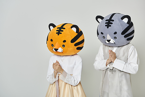 포토 JPG 스튜디오촬영 여자 남자 회색배경 새해 실내 상반신 20대 성인 두명 옆모습 설날 한국인 기도 호랑이띠 호랑이 한복 호랑이캐릭터 소원 손모으기 간절함 동물탈 소원빌기 인형탈 성인만 2022년 임인년 흑호 국내포토 한국전통 명절 뷰포인트 동물캐릭터 백그라운드 컨셉 포유류 사람 동양인 손짓 청년 내부 회색 십이지신 전통의상 연도 탈 파일형식