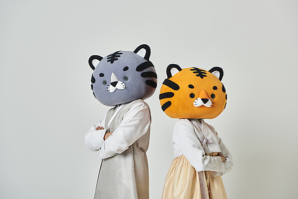 포토 JPG 스튜디오촬영 여자 남자 회색배경 새해 실내 상반신 20대 성인 두명 옆모습 설날 팔짱 한국인 등맞대기 호랑이띠 호랑이 한복 호랑이캐릭터 삐침 동물탈 인형탈 성인만 2022년 임인년 흑호 국내포토 한국전통 명절 감정 뷰포인트 동물캐릭터 백그라운드 포유류 모션 사람 동양인 청년 내부 회색 십이지신 전통의상 연도 탈 파일형식