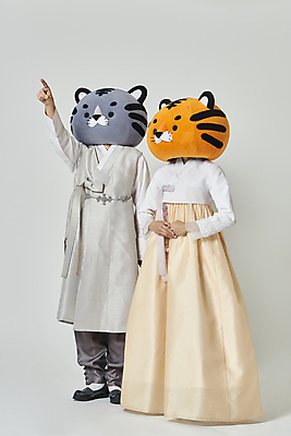 포토 JPG 스튜디오촬영 전신 여자 남자 회색배경 새해 실내 서기 20대 성인 두명 앞모습 옆모습 설날 한국인 가리킴 호랑이띠 호랑이 한복 호랑이캐릭터 손모으기 동물탈 인형탈 성인만 2022년 임인년 흑호 국내포토 한국전통 명절 뷰포인트 동물캐릭터 백그라운드 포유류 모션 사람 동양인 손짓 청년 내부 회색 십이지신 전통의상 연도 탈 파일형식