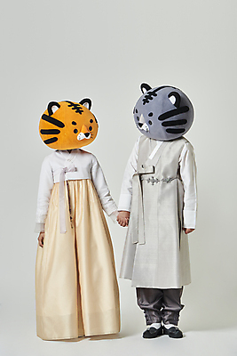 포토 JPG 스튜디오촬영 전신 여자 남자 회색배경 새해 실내 서기 20대 성인 두명 앞모습 설날 마주보기 손잡기 한국인 호랑이띠 호랑이 한복 호랑이캐릭터 동물탈 인형탈 성인만 2022년 임인년 흑호 국내포토 한국전통 명절 뷰포인트 동물캐릭터 백그라운드 포유류 모션 사람 동양인 청년 내부 회색 십이지신 전통의상 연도 탈 파일형식