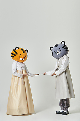 포토 JPG 스튜디오촬영 전신 여자 남자 회색배경 새해 안내 실내 서기 20대 성인 두명 옆모습 설날 한국인 가리킴 호랑이띠 호랑이 한복 호랑이캐릭터 동물탈 인형탈 성인만 2022년 임인년 흑호 국내포토 한국전통 명절 뷰포인트 동물캐릭터 백그라운드 포유류 모션 사람 동양인 손짓 청년 내부 회색 십이지신 전통의상 연도 탈 파일형식