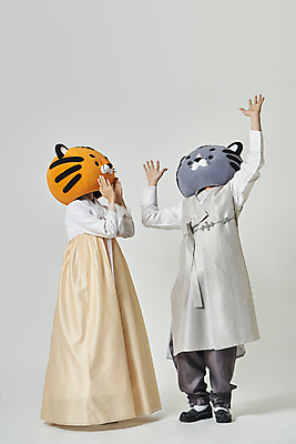 포토 JPG 스튜디오촬영 전신 여자 남자 회색배경 새해 실내 서기 20대 성인 두명 앞모습 옆모습 설날 손들기 놀람 한국인 올려보기 호랑이띠 호랑이 한복 호랑이캐릭터 동물탈 인형탈 성인만 2022년 임인년 흑호 국내포토 한국전통 명절 감정 뷰포인트 동물캐릭터 백그라운드 포유류 모션 표정 사람 동양인 청년 내부 회색 십이지신 전통의상 연도 탈 파일형식