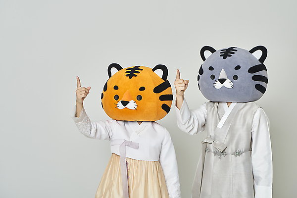 포토 JPG 스튜디오촬영 여자 남자 회색배경 새해 실내 상반신 20대 성인 두명 앞모습 설날 한국인 가리킴 호랑이띠 호랑이 한복 호랑이캐릭터 동물탈 인형탈 성인만 2022년 임인년 흑호 국내포토 한국전통 명절 뷰포인트 동물캐릭터 백그라운드 포유류 사람 동양인 손짓 청년 내부 회색 십이지신 전통의상 연도 탈 파일형식