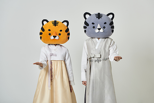 포토 JPG 스튜디오촬영 여자 남자 회색배경 새해 실내 상반신 20대 성인 두명 앞모습 설날 한국인 호랑이띠 호랑이 한복 손내밀기 호랑이캐릭터 동물탈 인형탈 성인만 2022년 임인년 흑호 국내포토 한국전통 명절 뷰포인트 동물캐릭터 백그라운드 포유류 사람 동양인 손짓 청년 내부 회색 십이지신 전통의상 연도 탈 파일형식