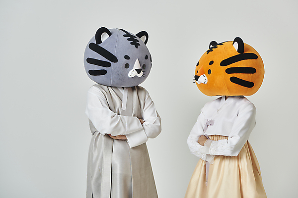 포토 JPG 스튜디오촬영 여자 남자 회색배경 새해 실내 상반신 20대 성인 두명 옆모습 설날 마주보기 팔짱 한국인 호랑이띠 호랑이 한복 호랑이캐릭터 삐침 동물탈 인형탈 성인만 2022년 임인년 흑호 국내포토 한국전통 명절 감정 뷰포인트 동물캐릭터 백그라운드 포유류 모션 사람 동양인 청년 내부 회색 십이지신 전통의상 연도 탈 파일형식