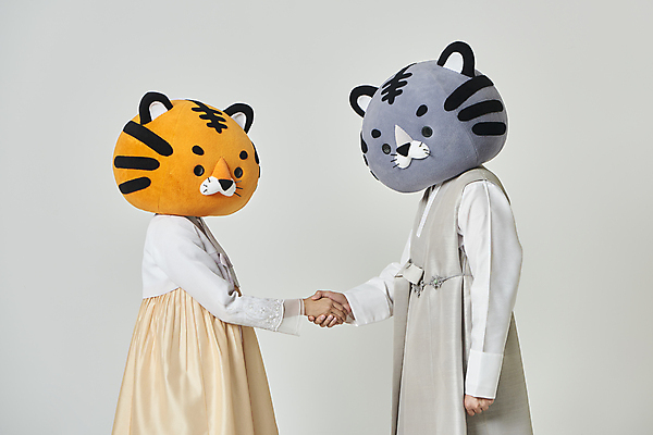 포토 JPG 스튜디오촬영 여자 남자 회색배경 새해 악수 실내 상반신 20대 성인 두명 옆모습 설날 손잡기 한국인 호랑이띠 호랑이 한복 호랑이캐릭터 동물탈 인형탈 성인만 2022년 임인년 흑호 국내포토 한국전통 명절 뷰포인트 동물캐릭터 백그라운드 포유류 모션 사람 동양인 손짓 청년 내부 회색 십이지신 전통의상 연도 탈 파일형식