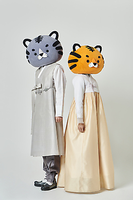 포토 JPG 스튜디오촬영 전신 여자 남자 회색배경 새해 실내 서기 20대 성인 두명 옆모습 설날 한국인 등맞대기 호랑이띠 호랑이 한복 호랑이캐릭터 동물탈 인형탈 성인만 2022년 임인년 흑호 국내포토 한국전통 명절 뷰포인트 동물캐릭터 백그라운드 포유류 모션 사람 동양인 청년 내부 회색 십이지신 전통의상 연도 탈 파일형식