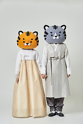 포토 JPG 스튜디오촬영 전신 여자 남자 회색배경 새해 실내 서기 20대 성인 두명 앞모습 설날 손잡기 한국인 호랑이띠 호랑이 한복 호랑이캐릭터 동물탈 인형탈 성인만 2022년 임인년 흑호 국내포토 한국전통 명절 뷰포인트 동물캐릭터 백그라운드 포유류 모션 사람 동양인 청년 내부 회색 십이지신 전통의상 연도 탈 파일형식