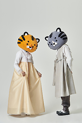 포토 JPG 스튜디오촬영 전신 여자 남자 회색배경 새해 실내 고개숙이기 서기 20대 성인 두명 옆모습 설날 한국인 인사 잡기 호랑이띠 호랑이 한복 뒷짐 호랑이캐릭터 동물탈 인형탈 치맛자락 성인만 2022년 임인년 흑호 국내포토 한국전통 명절 뷰포인트 동물캐릭터 백그라운드 포유류 모션 숙이기 사람 동양인 청년 내부 치마 회색 십이지신 예절 전통의상 연도 탈 파일형식