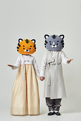 포토 JPG 스튜디오촬영 전신 여자 남자 회색배경 새해 안내 실내 서기 20대 성인 두명 앞모습 설날 손잡기 한국인 호랑이띠 호랑이 한복 손내밀기 호랑이캐릭터 동물탈 인형탈 성인만 2022년 임인년 흑호 국내포토 한국전통 명절 뷰포인트 동물캐릭터 백그라운드 포유류 모션 사람 동양인 손짓 청년 내부 회색 십이지신 전통의상 연도 탈 파일형식