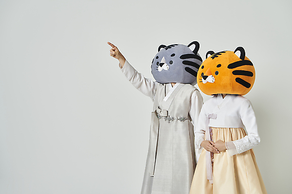 포토 JPG 스튜디오촬영 여자 남자 회색배경 새해 실내 상반신 20대 성인 두명 앞모습 옆모습 설날 한국인 가리킴 호랑이띠 호랑이 한복 호랑이캐릭터 손모으기 동물탈 인형탈 성인만 2022년 임인년 흑호 국내포토 한국전통 명절 뷰포인트 동물캐릭터 백그라운드 포유류 사람 동양인 손짓 청년 내부 회색 십이지신 전통의상 연도 탈 파일형식